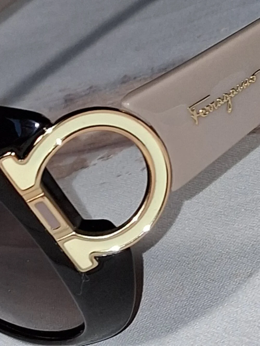 Salvatore Ferragamo Black Oval SF668S Sunglasses Gradiant lenses NEW W/Hard case